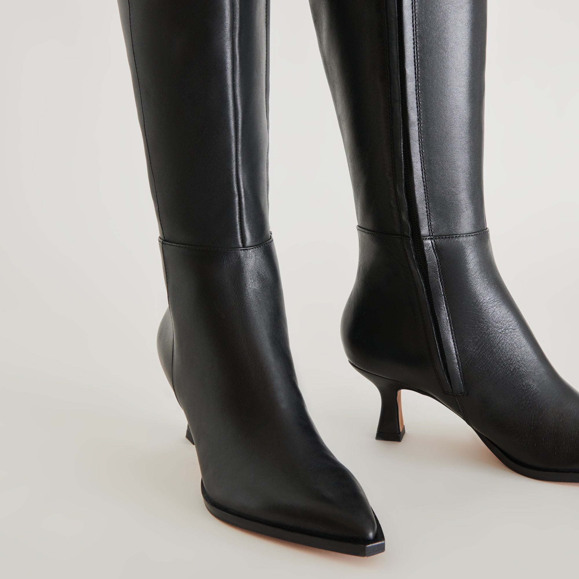 DOLCEVITA-BOOTS_AUGGIE_BLACKLEATHER_DETAILS_07.jpg