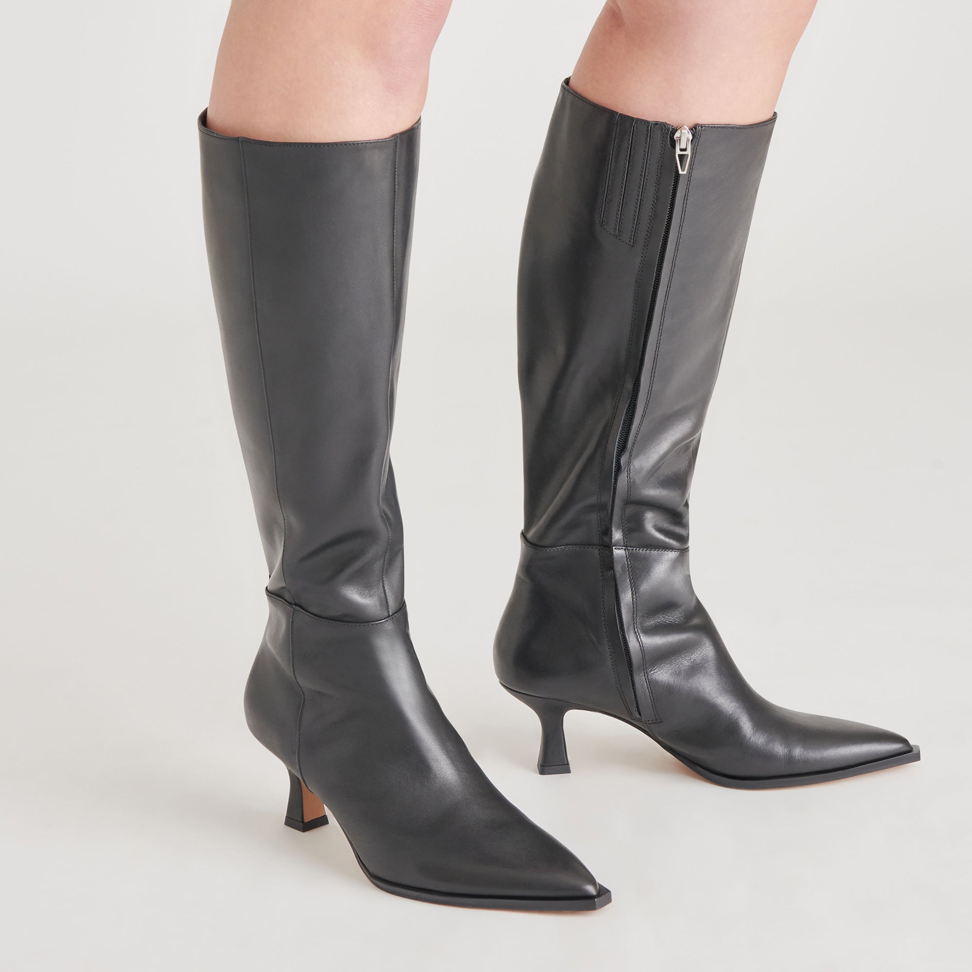 DOLCEVITA-BOOTS_AUGGIE_BLACKLEATHER_ONFOOT-1.jpg