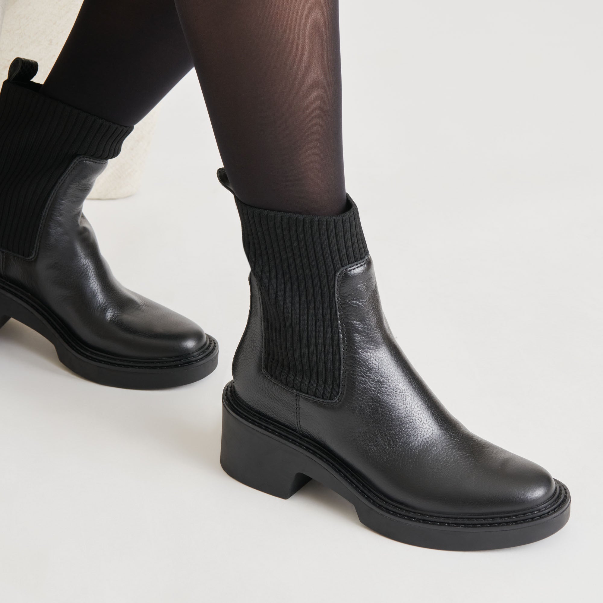 DOLCEVITA-BOOTS_HILORAH2O_BLACKLEATHER_ONFOOT_02-1.jpg