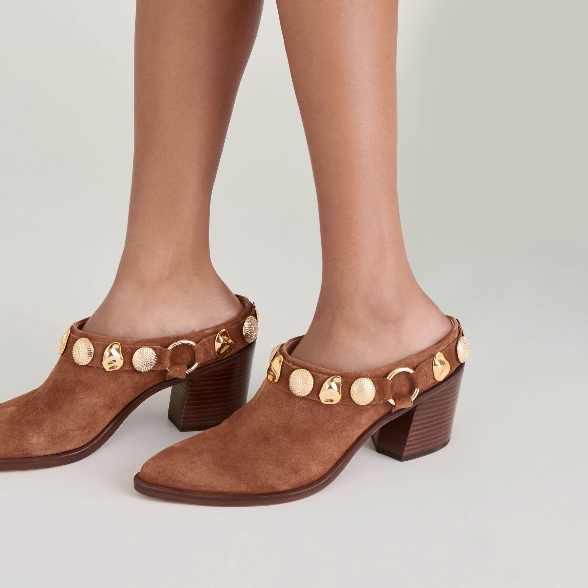 DOLCEVITA-BOOTS_KANYON_BROWNSUEDE_ONFOOT_02_bbbbf721-50e4-4097-977f-18bcfcb18c8c.jpg
