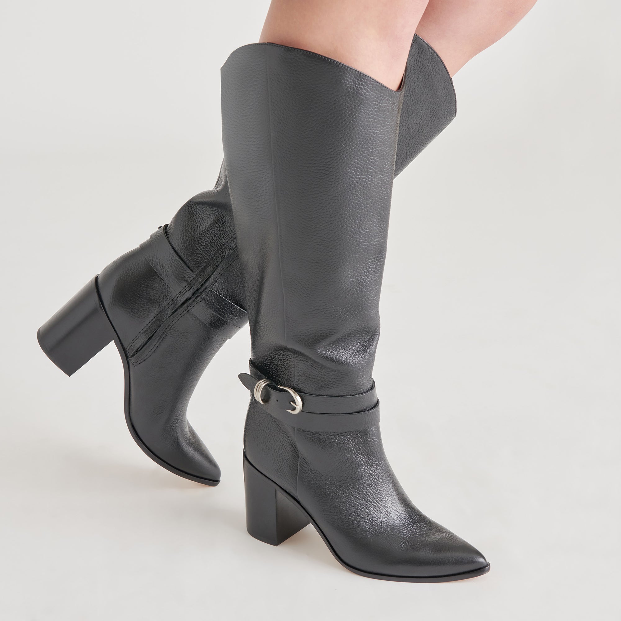 DOLCEVITA-BOOTS_TYRONE_BLACKLEATHER_ONFOOT_02.jpg