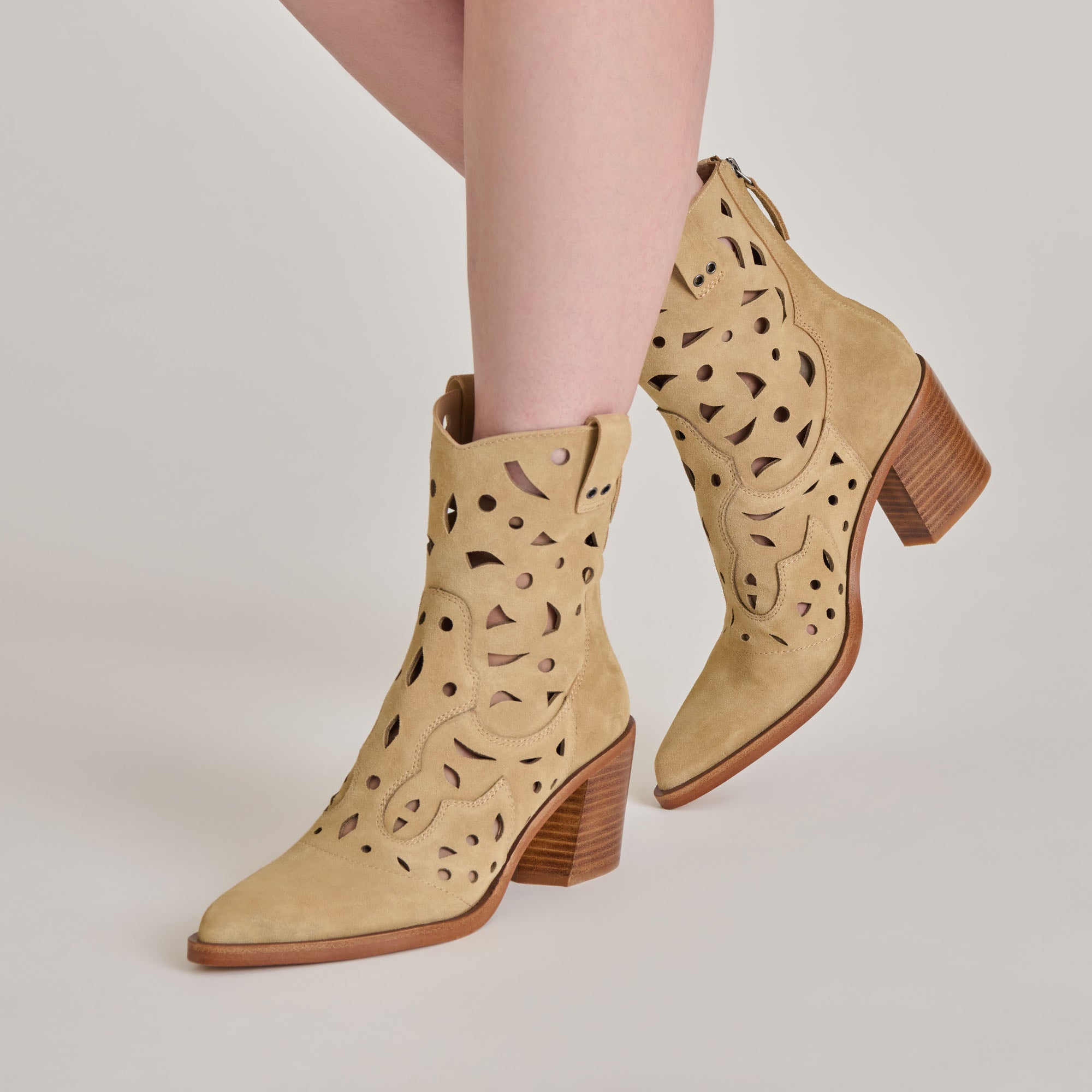 DOLCEVITA-BOOT_ZENOBI_DKTAUPESUEDE-ONFOOT_02.jpg