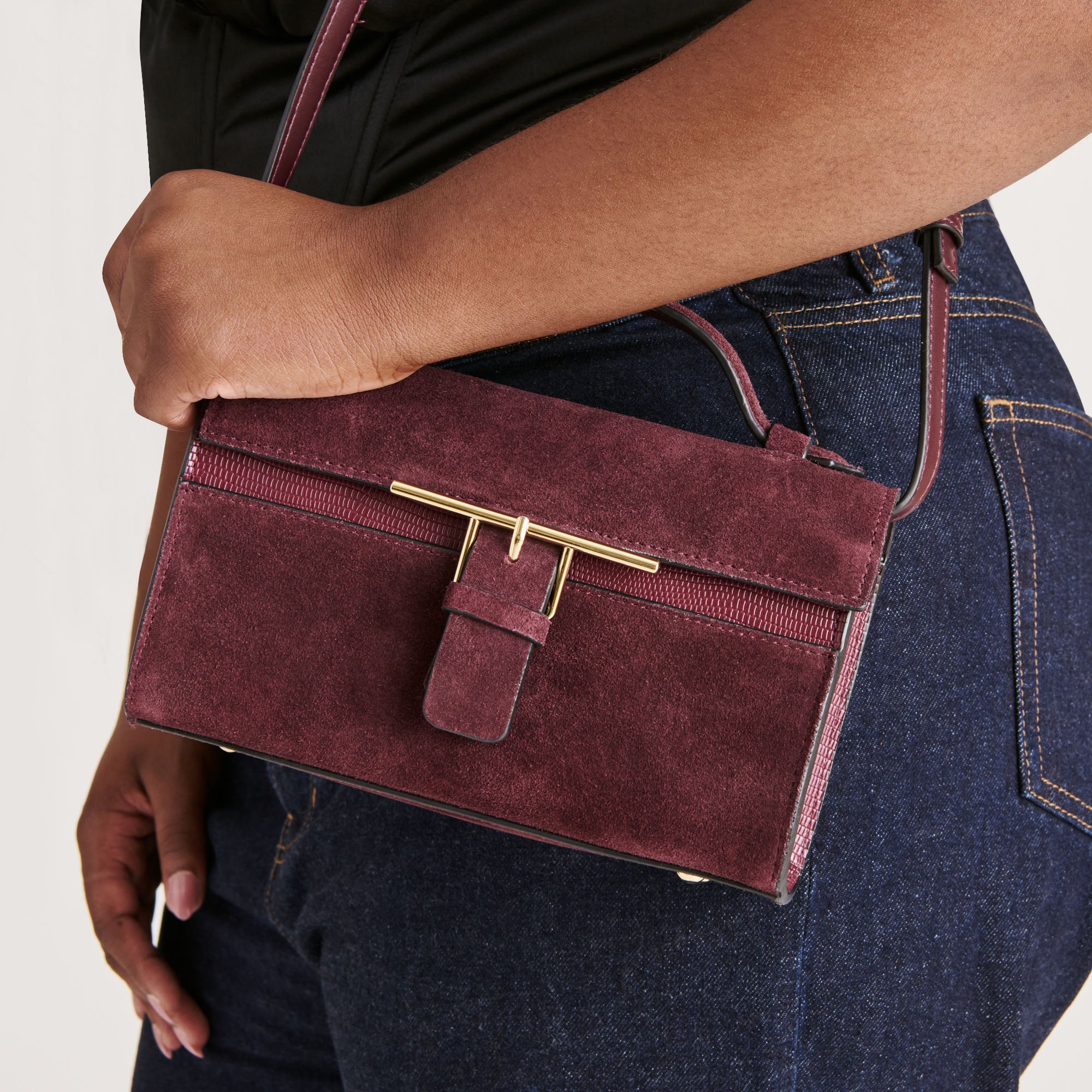 DOLCEVITA-CROSSBODY_ZANNONE_BurgundySuede_3_1dd47818-e58b-4fe5-9824-31842a41758c-1.jpg