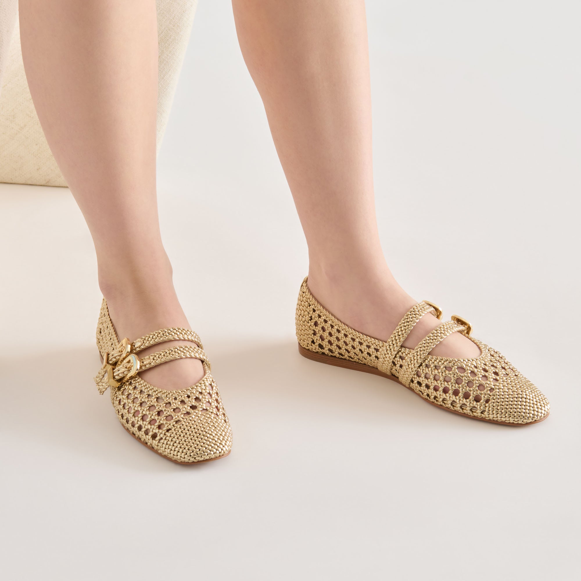 DOLCEVITA-FLATS_BAYLEEWOVEN_GOLD-WOVENSTELLA_02.jpg