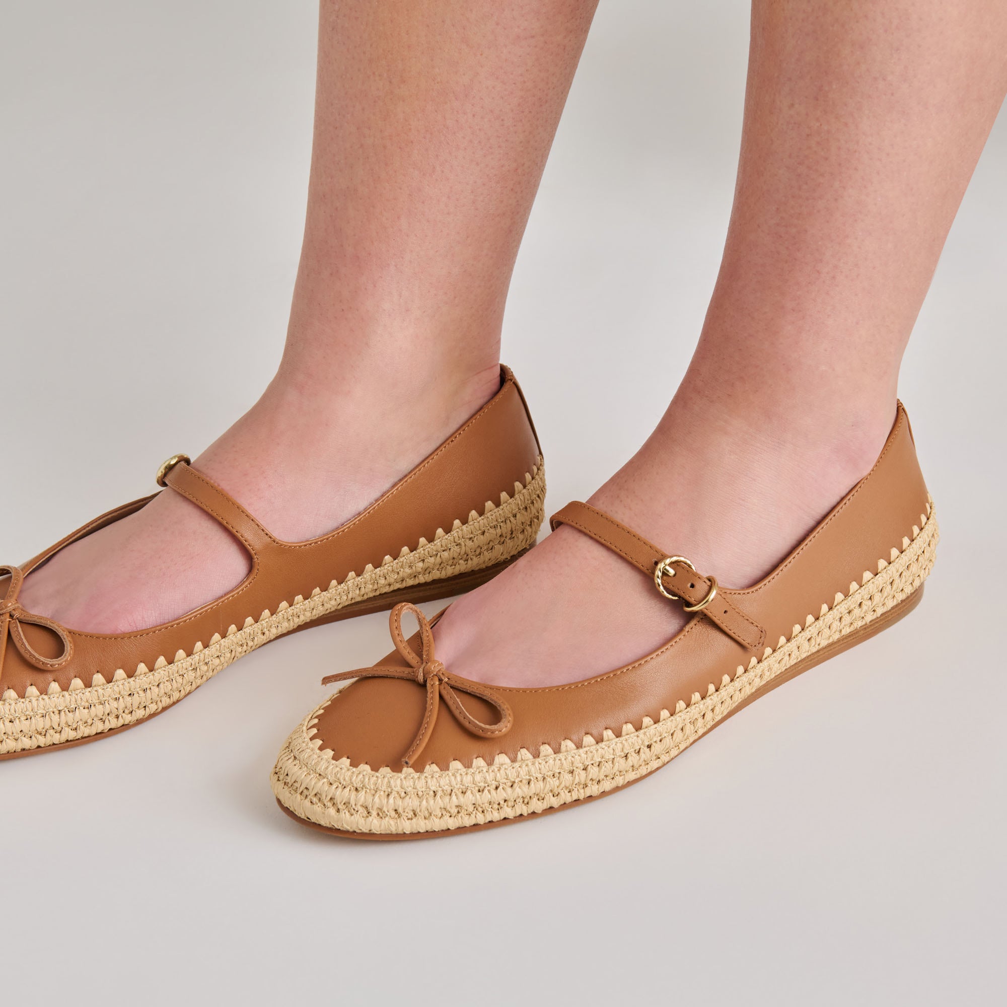 DOLCEVITA-FLATS_BETONY_SADDLELEATHER_01-1.jpg