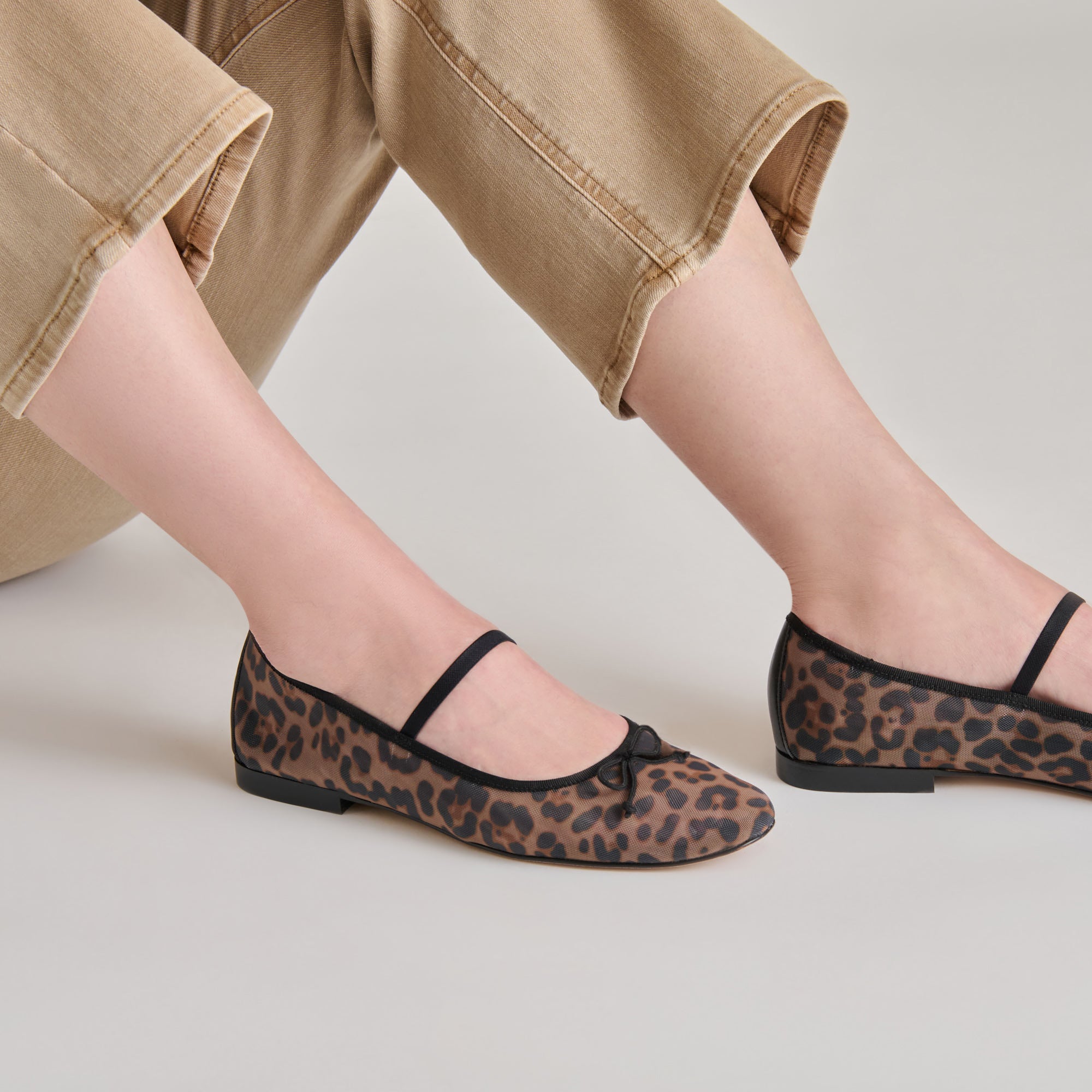 DOLCEVITA-FLATS_CADEL_DKLEOPARDMESH-ONFOOT_02.jpg