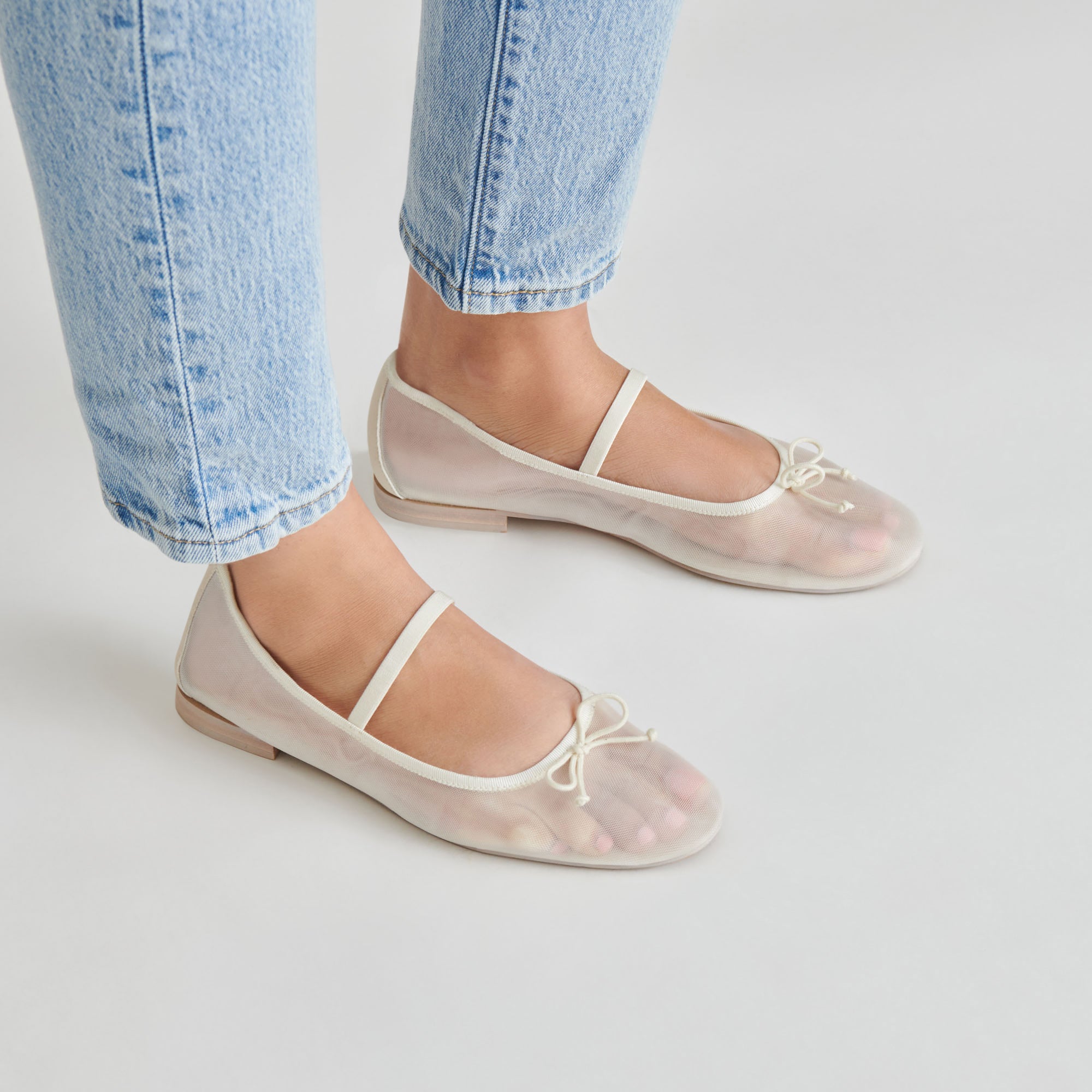 DOLCEVITA-FLATS_CADEL_IVORYMESH_ONFOOT.jpg