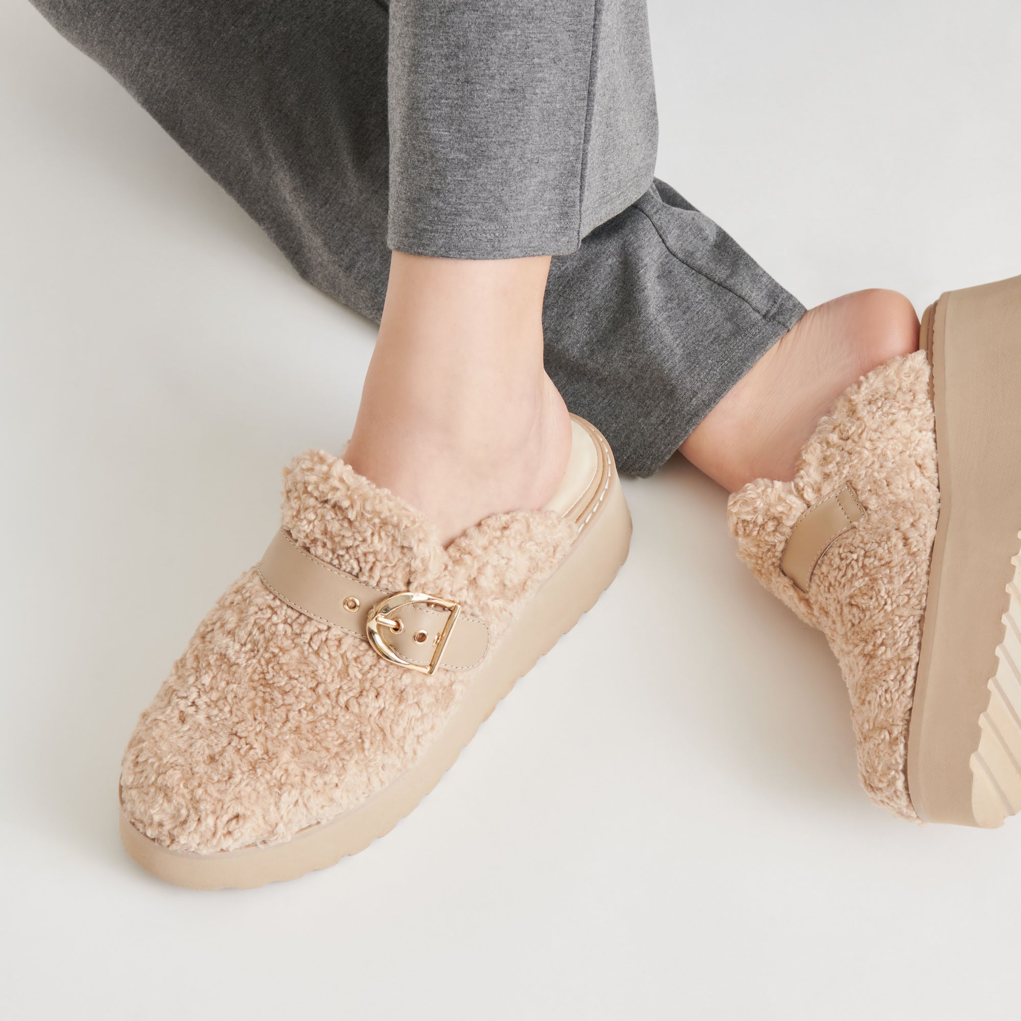 DOLCEVITA-FLATS_LELANIPLUSH_NATURALPLUSH_ONFOOT_02-1-1.jpg