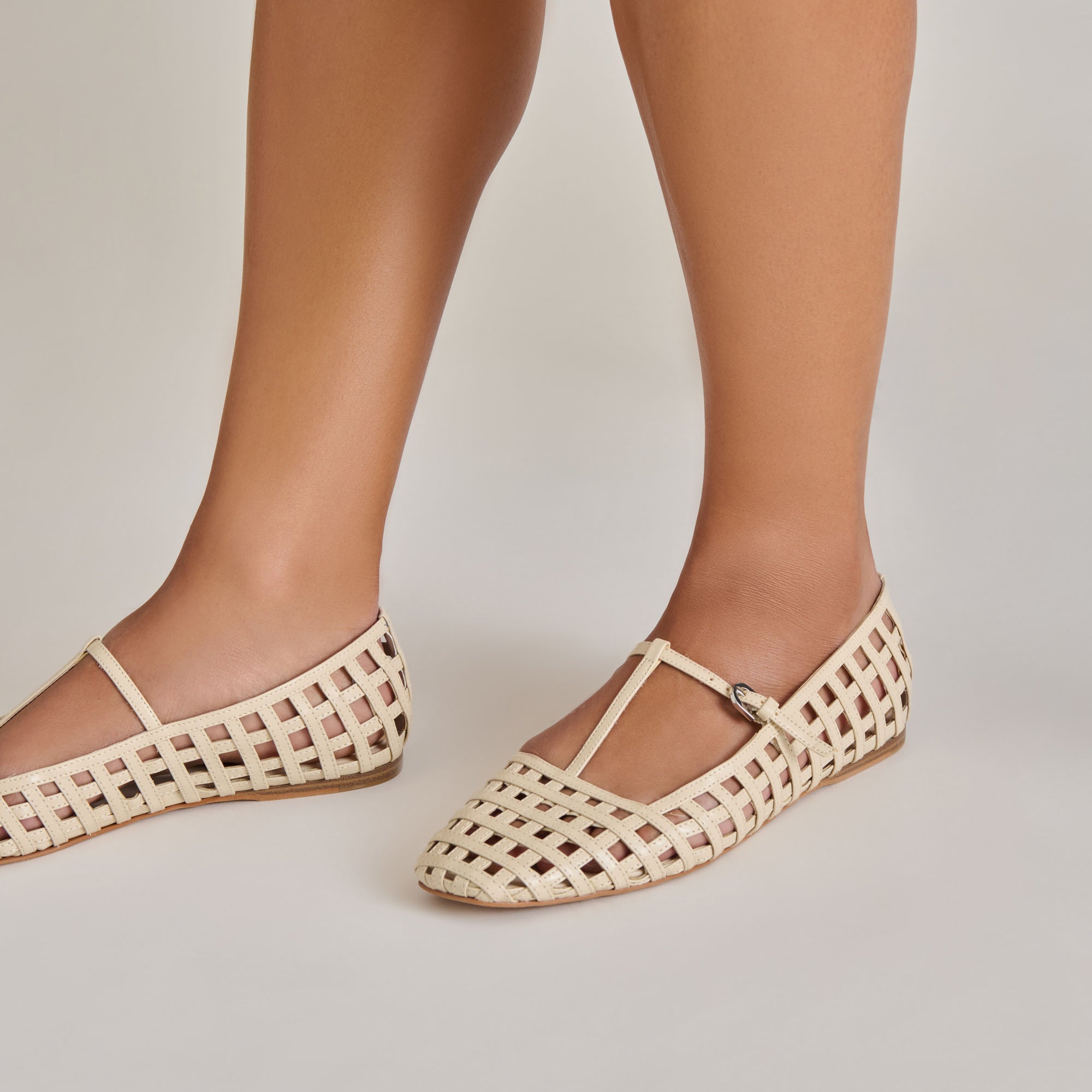 DOLCEVITA-FLATS_RAINS_IVORYSTELLA-ONFOOT_02.jpg