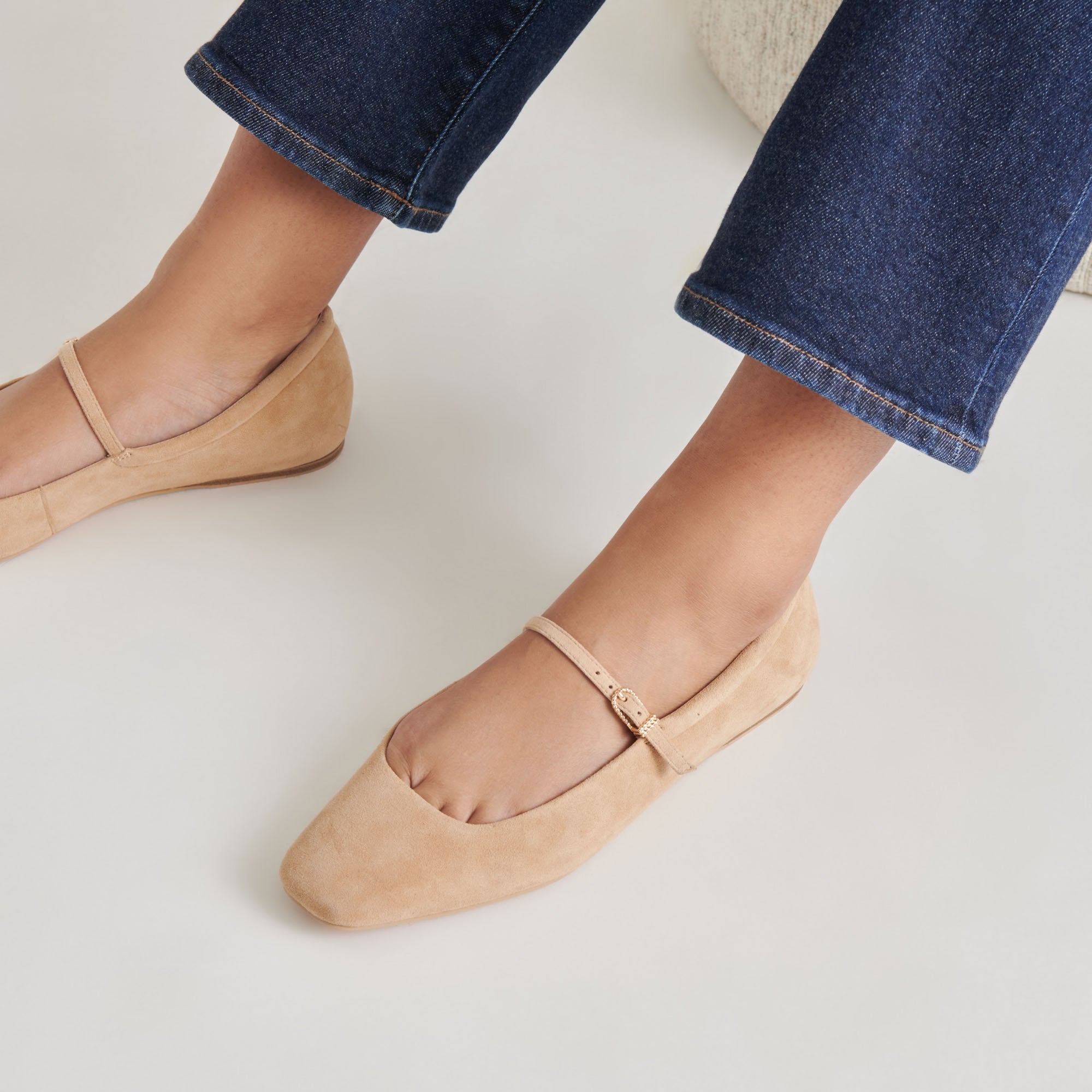 DOLCEVITA-FLATS_REYES_BAMBOOSUEDE-ONFOOT_02.jpg