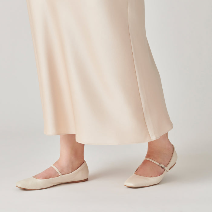 DOLCEVITA-FLATS_REYES_IVORYLEATHER_ONFOOT_2-1.jpg