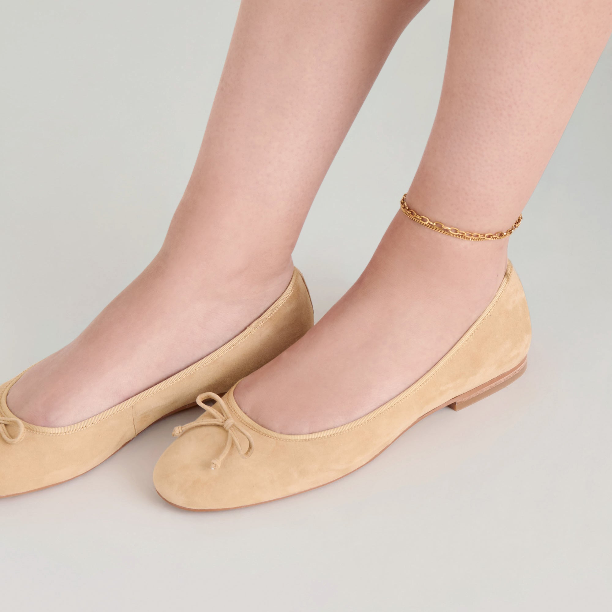 DOLCEVITA-FLATS_RITLA_HONEYSUEDE_ONFOOT_02.jpg
