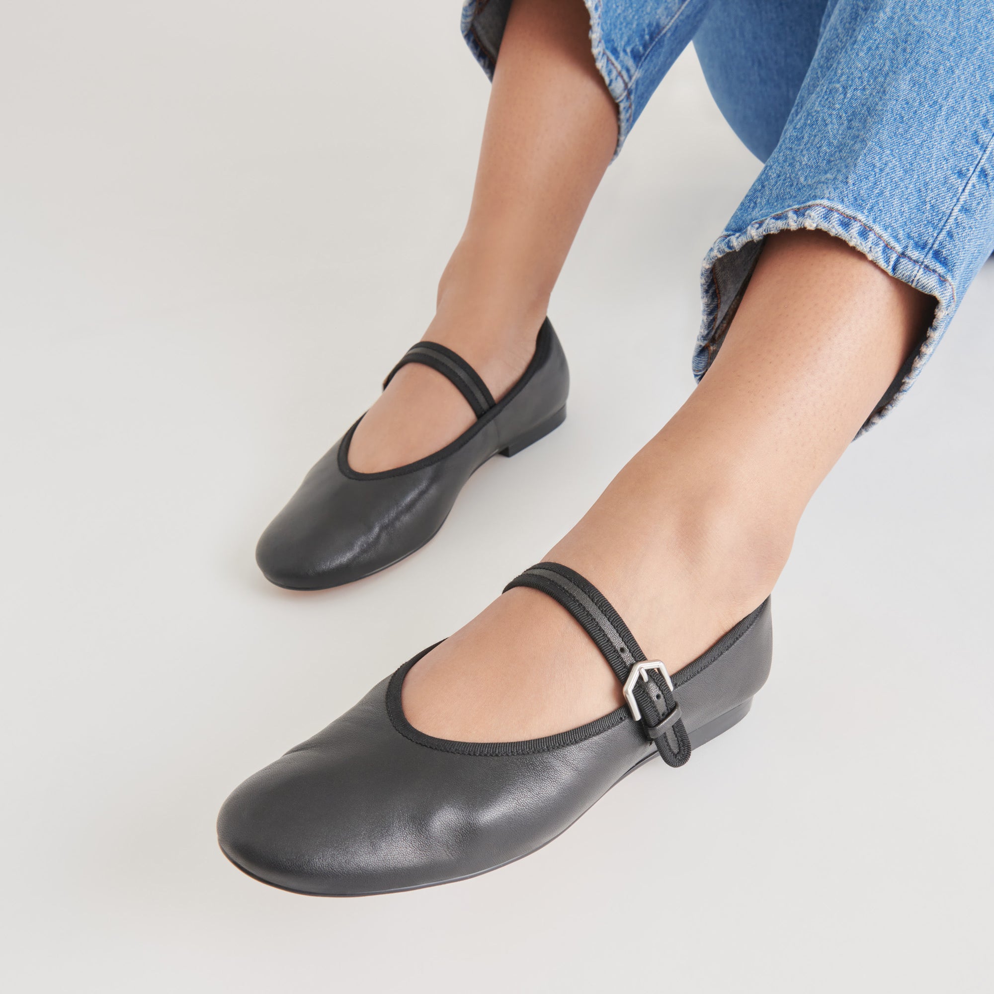 DOLCEVITA-FLATS_ROSLYN_BLACKLEATHER_ONFOOT_01.jpg