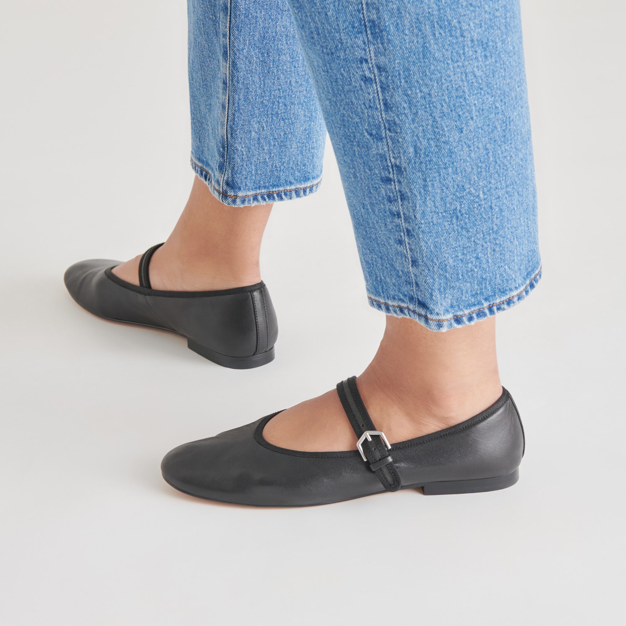 DOLCEVITA-FLATS_ROSLYN_BLACKLEATHER_ONFOOT_02.jpg