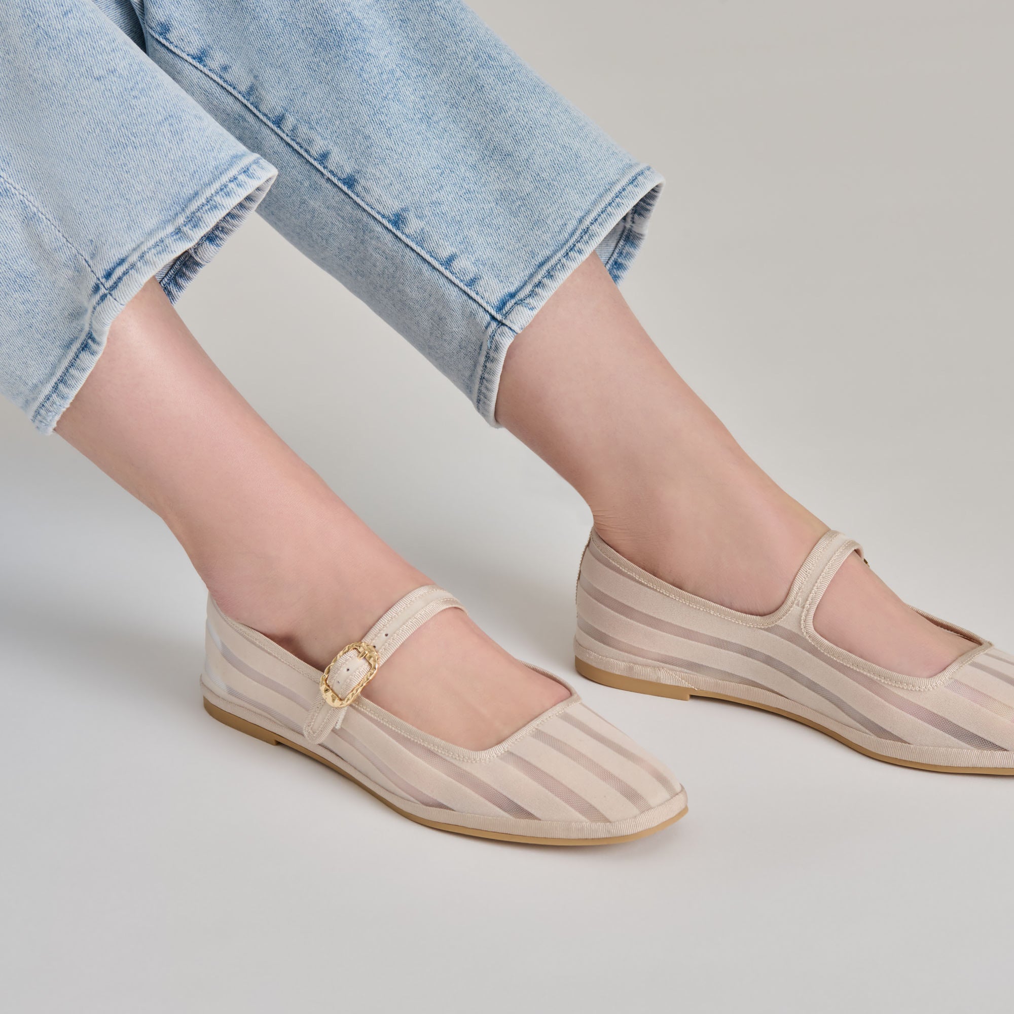 DOLCEVITA-FLATS_TAMEKA_BONESTRIPEMESH-ONFOOT_02.jpg