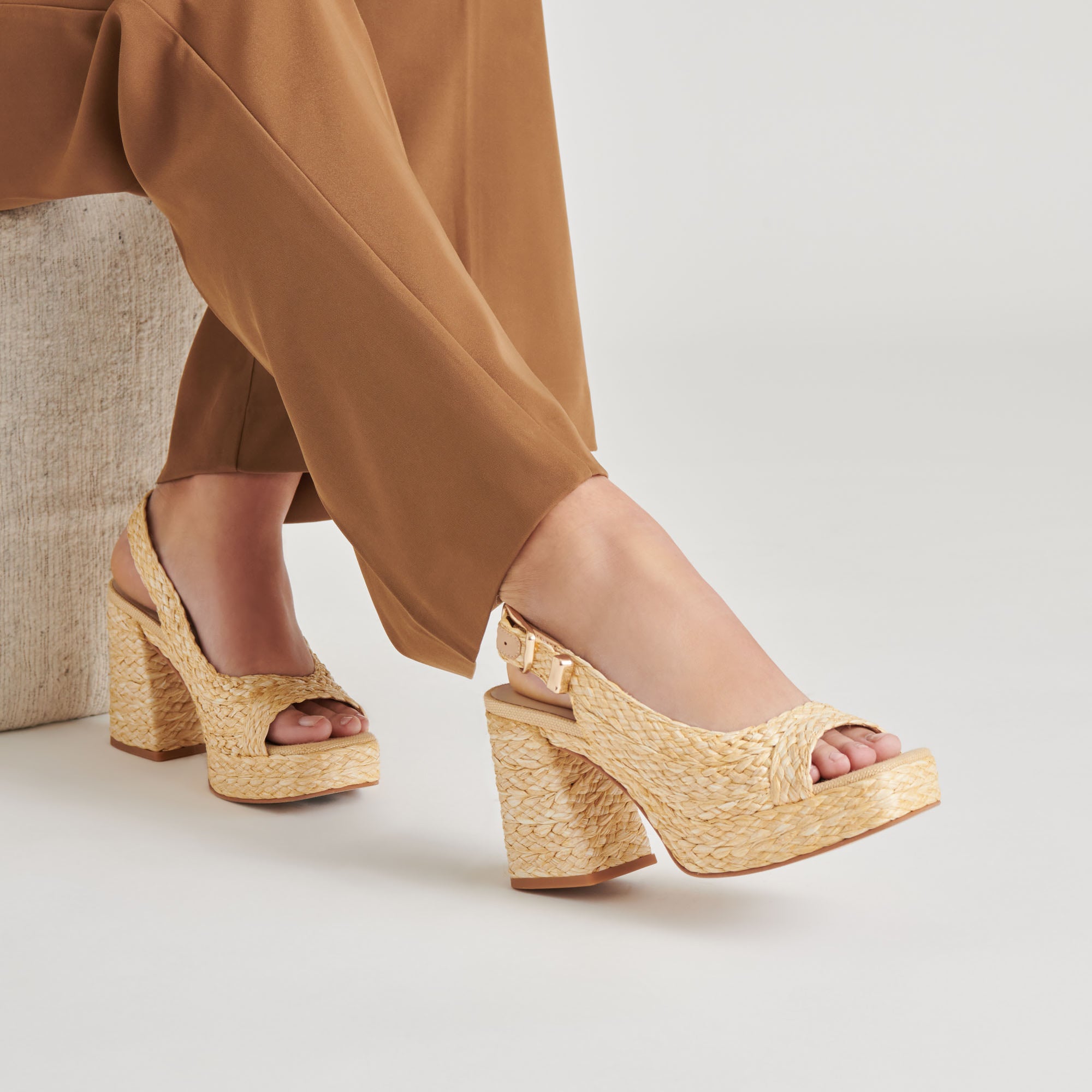 DOLCEVITA-HEELS_FLORES_NATURALRAFFIA-ONFOOT_02.jpg