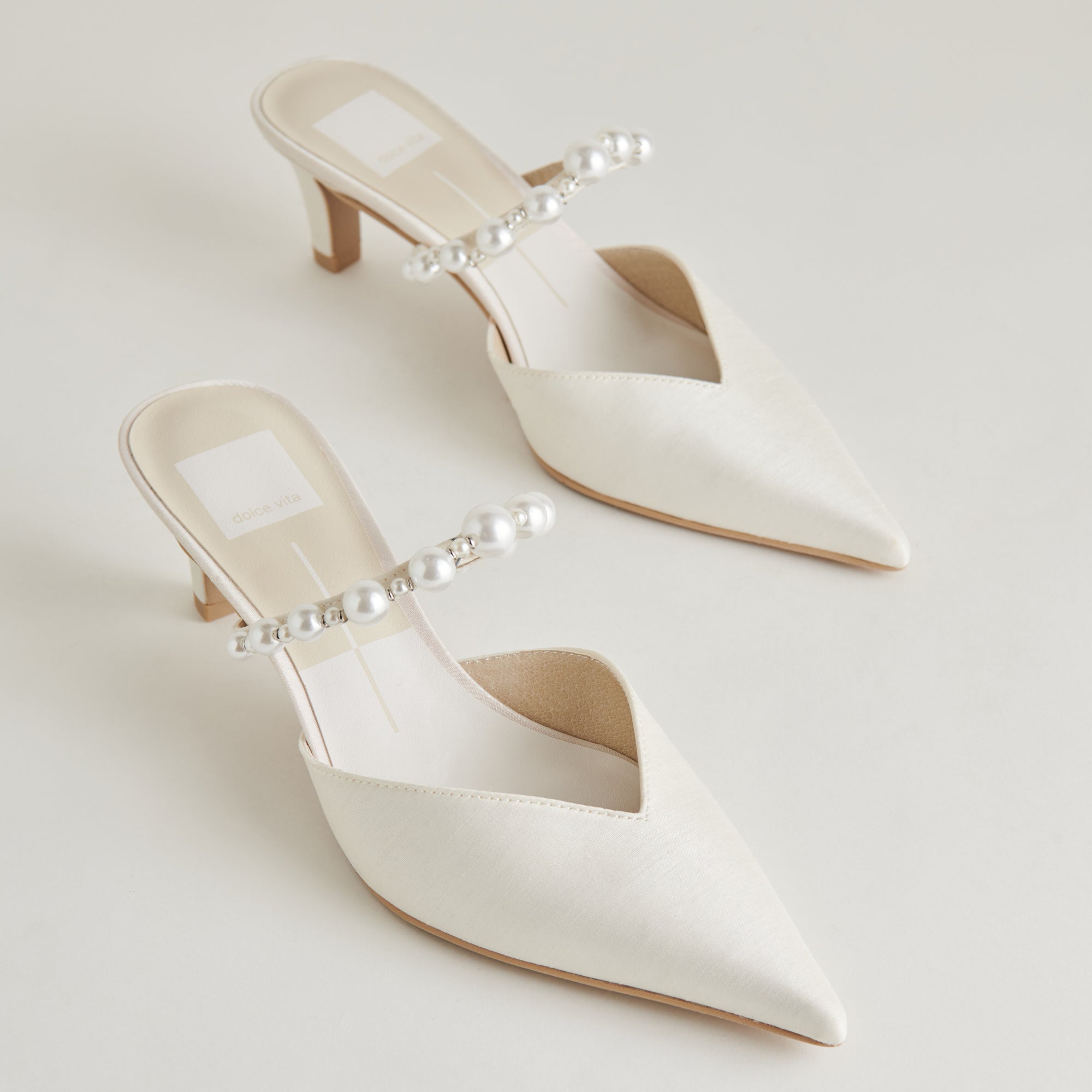 DOLCEVITA-HEELS_KANIKAMID_VANILLAPEARLS_DETAILS_01-1.jpg