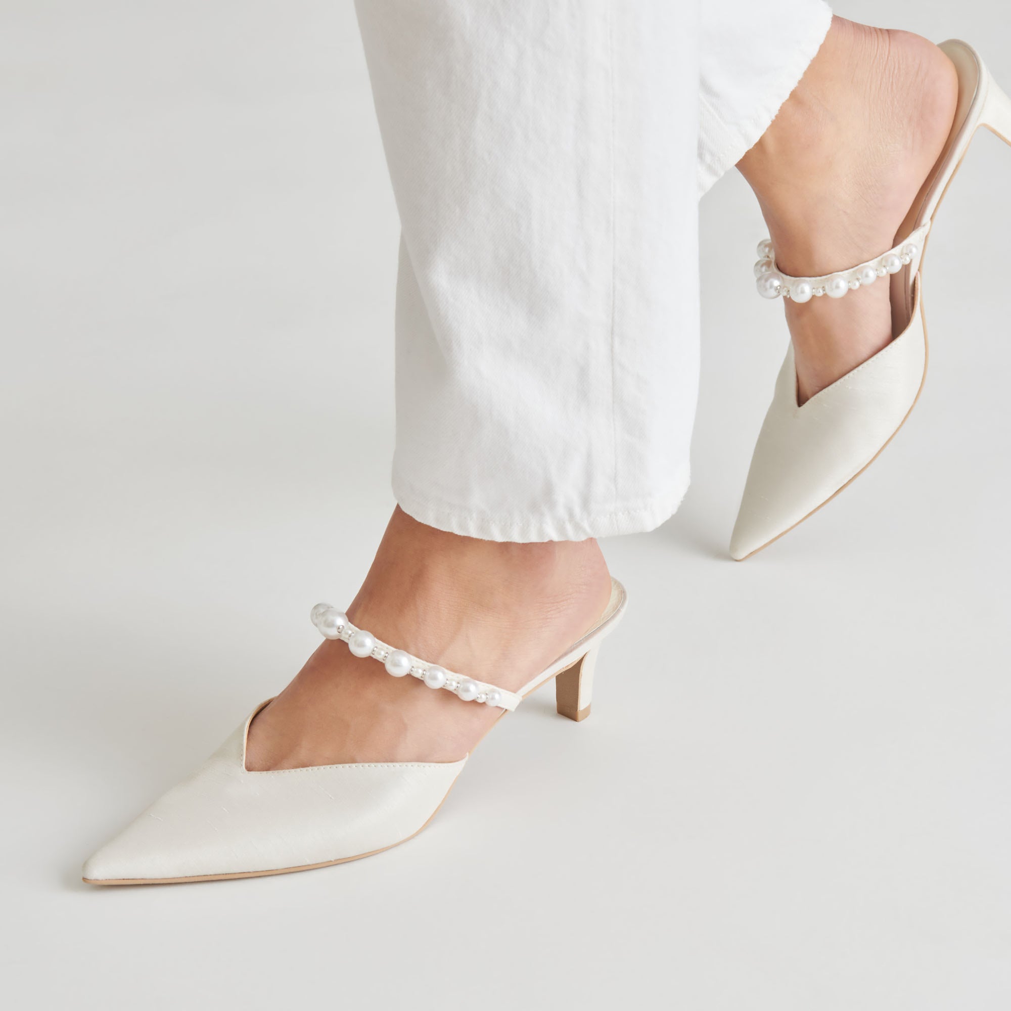 DOLCEVITA-HEELS_KANIKAMID_VANILLAPEARLS_ONFOOT_01-1.jpg