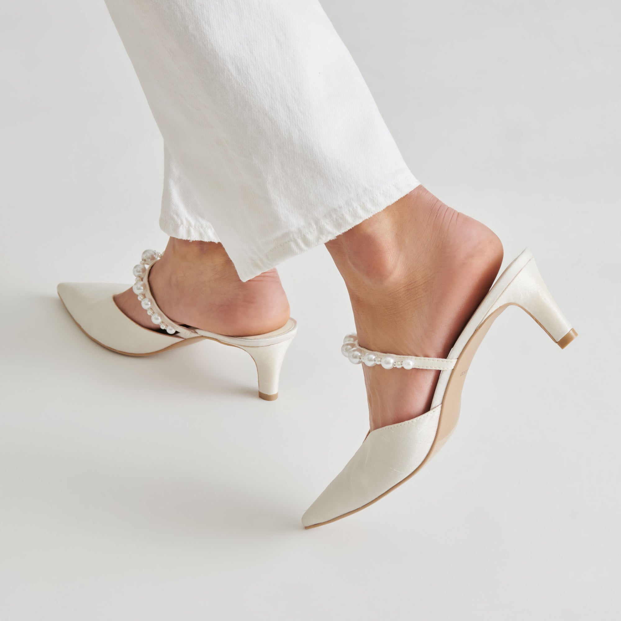 DOLCEVITA-HEELS_KANIKAMID_VANILLAPEARLS_ONFOOT_02-1.jpg