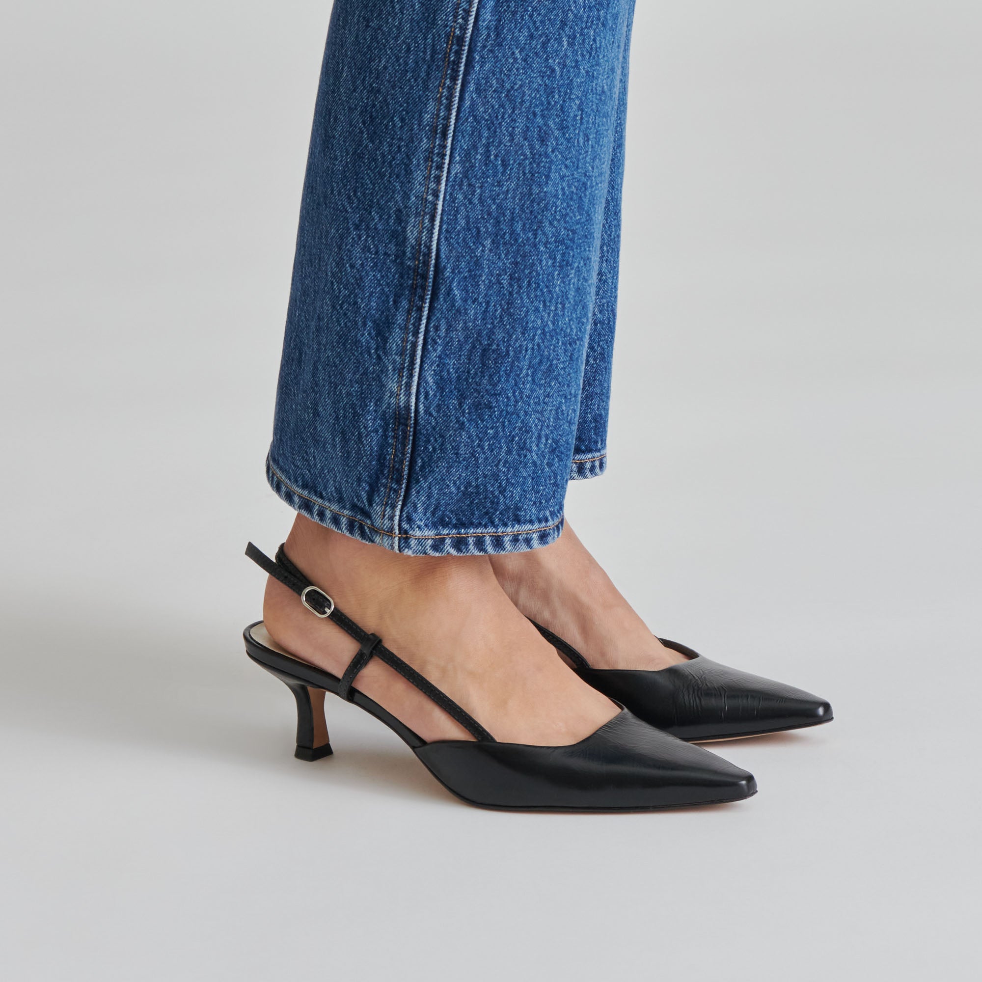 DOLCEVITA-HEELS_ODELLA_BLACKLEATHER_ONFOOT_02.jpg
