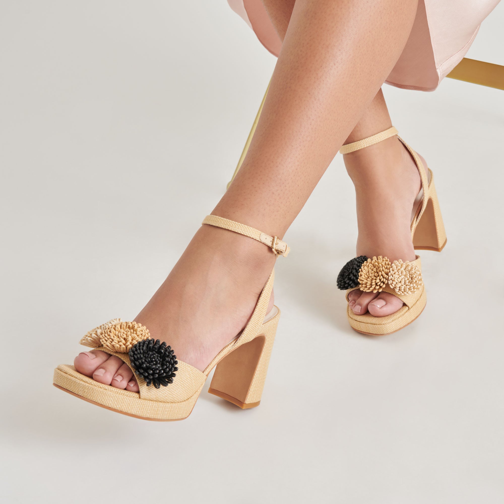 DOLCEVITA-HEELS_OLIVEA_BLACK-NATURALRAFFIA-ONFOOT_01-1.jpg