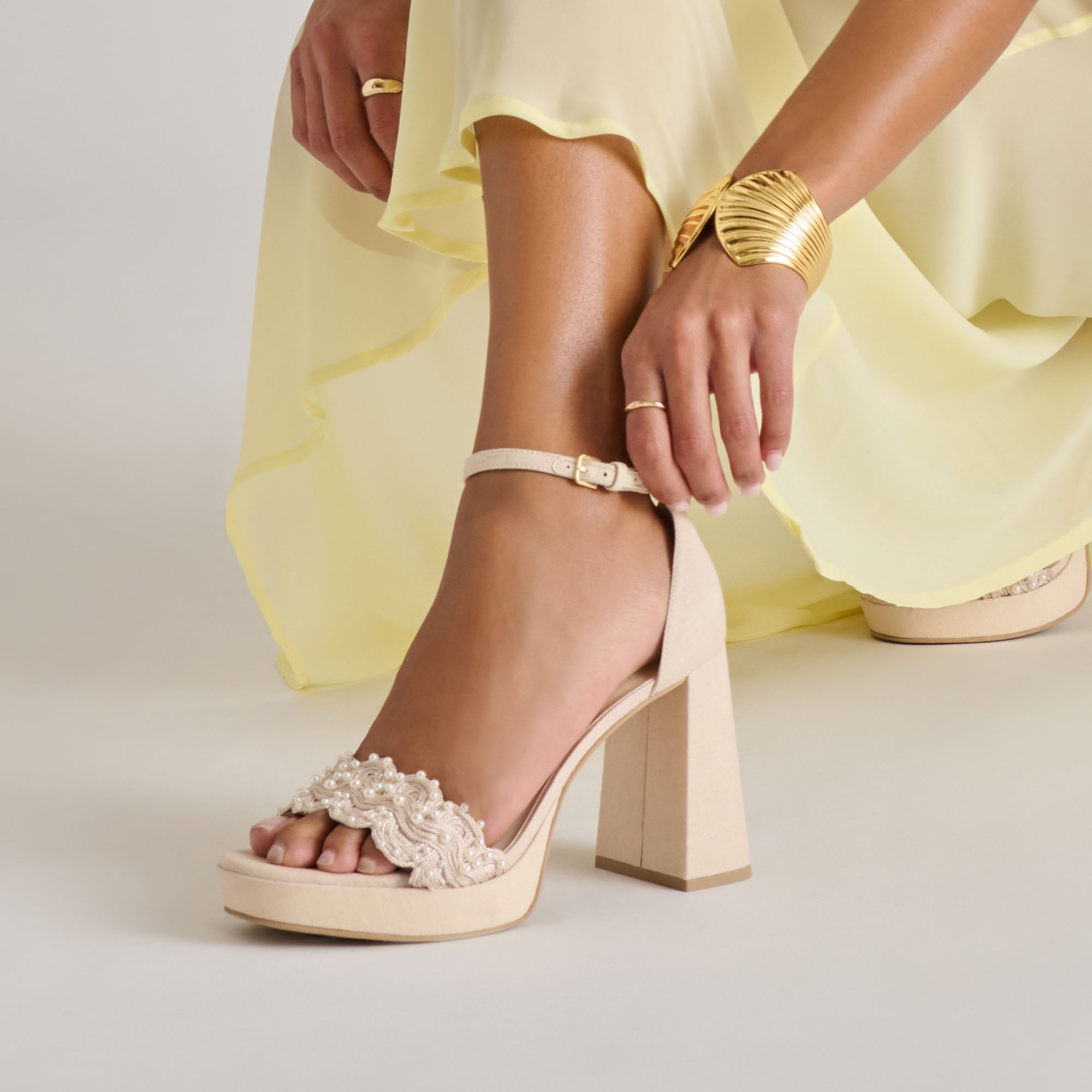 DOLCEVITA-HEELS_PELTINPEARL_VANILLAWOVENRAFFIA-ONFOOT_02_58f605d5-35e0-482d-9db5-a097ecc2a77c-1.jpg