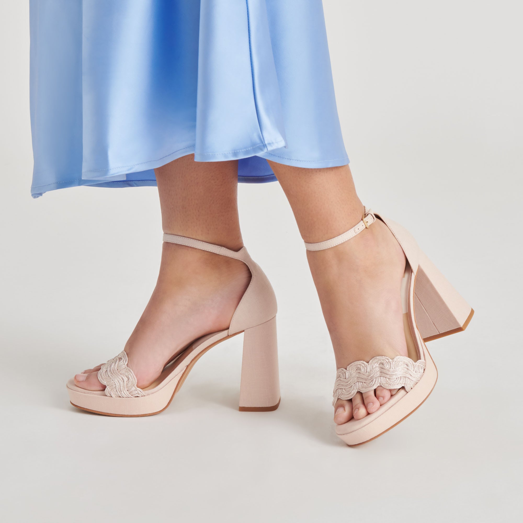 DOLCEVITA-HEELS_PELTIN_LIGHTPINKWOVENRAFFIA-ONFOOT_01-1.jpg