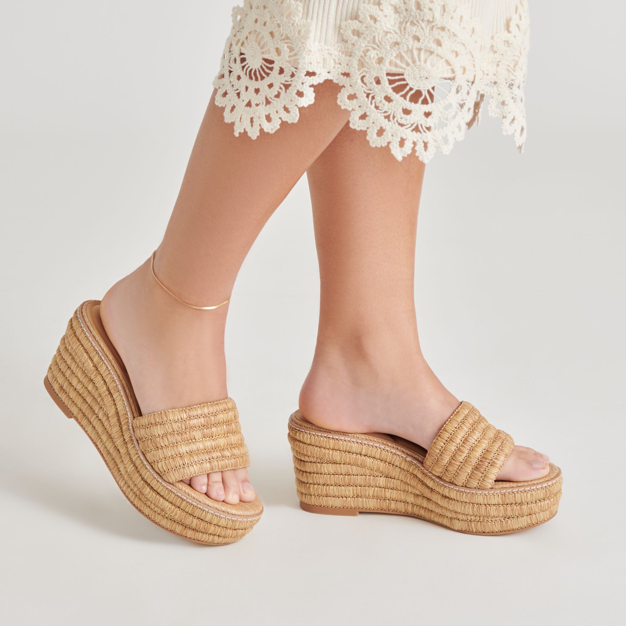DOLCEVITA-SANDALS_THRONE_LTNATURALRAFFIA-ONFOOT_01-1.jpg