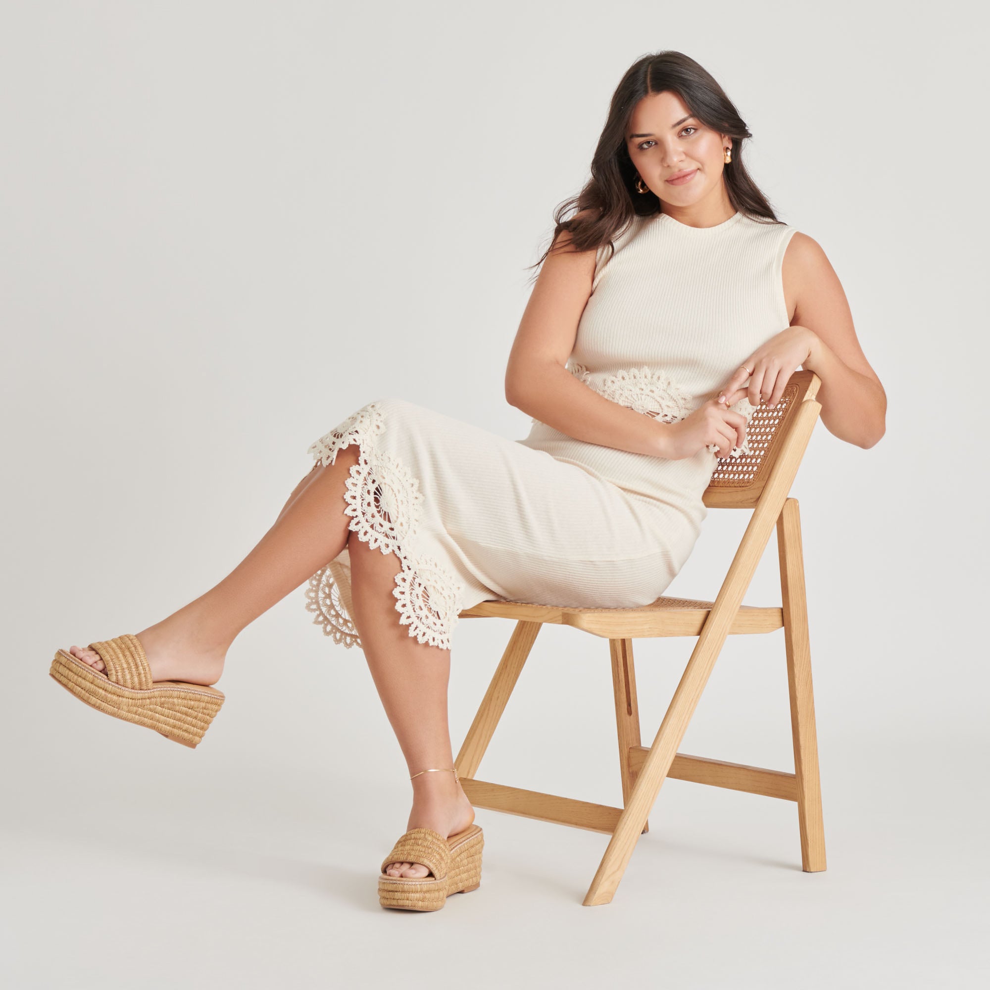 DOLCEVITA-SANDALS_THRONE_LTNATURALRAFFIA-ONFOOT_02-1.jpg