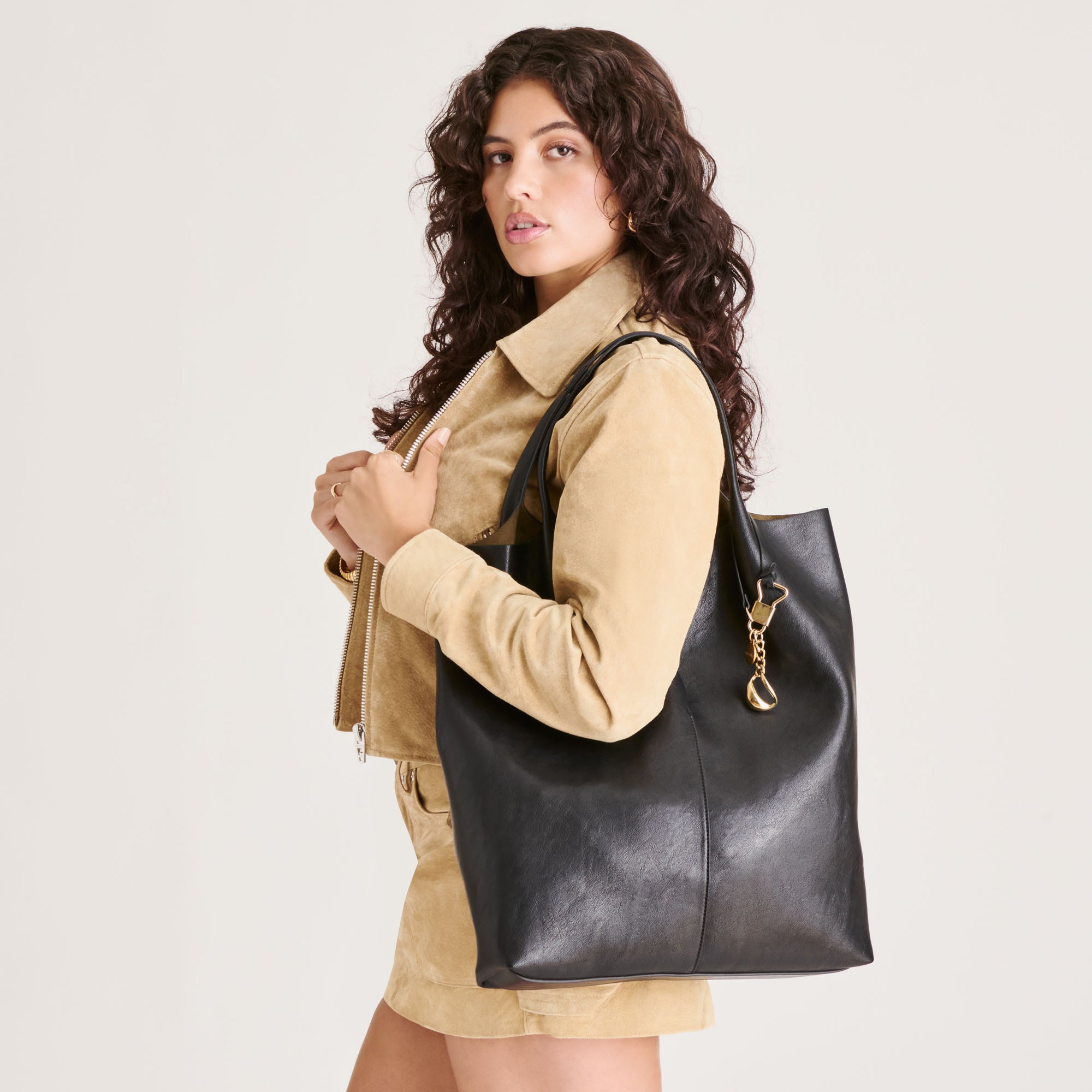 DOLCEVITA-SHOULDERBAG_AUGUSTE_BLACKPU_2_12210637-2910-4e4d-877b-49e4debccf22-1.jpg