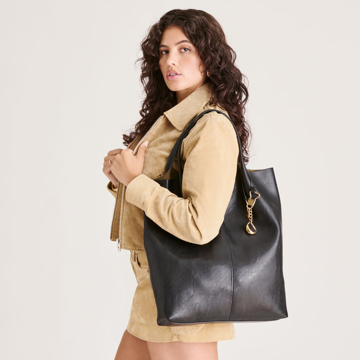 DOLCEVITA-SHOULDERBAG_AUGUSTE_BLACKPU_2_12210637-2910-4e4d-877b-49e4debccf22.jpg
