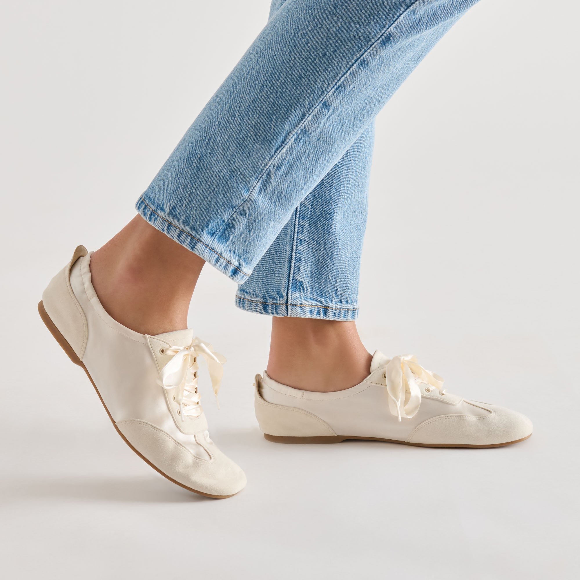 DOLCEVITA-SNEAKER_ITZY_VANILLASATIN_04.jpg