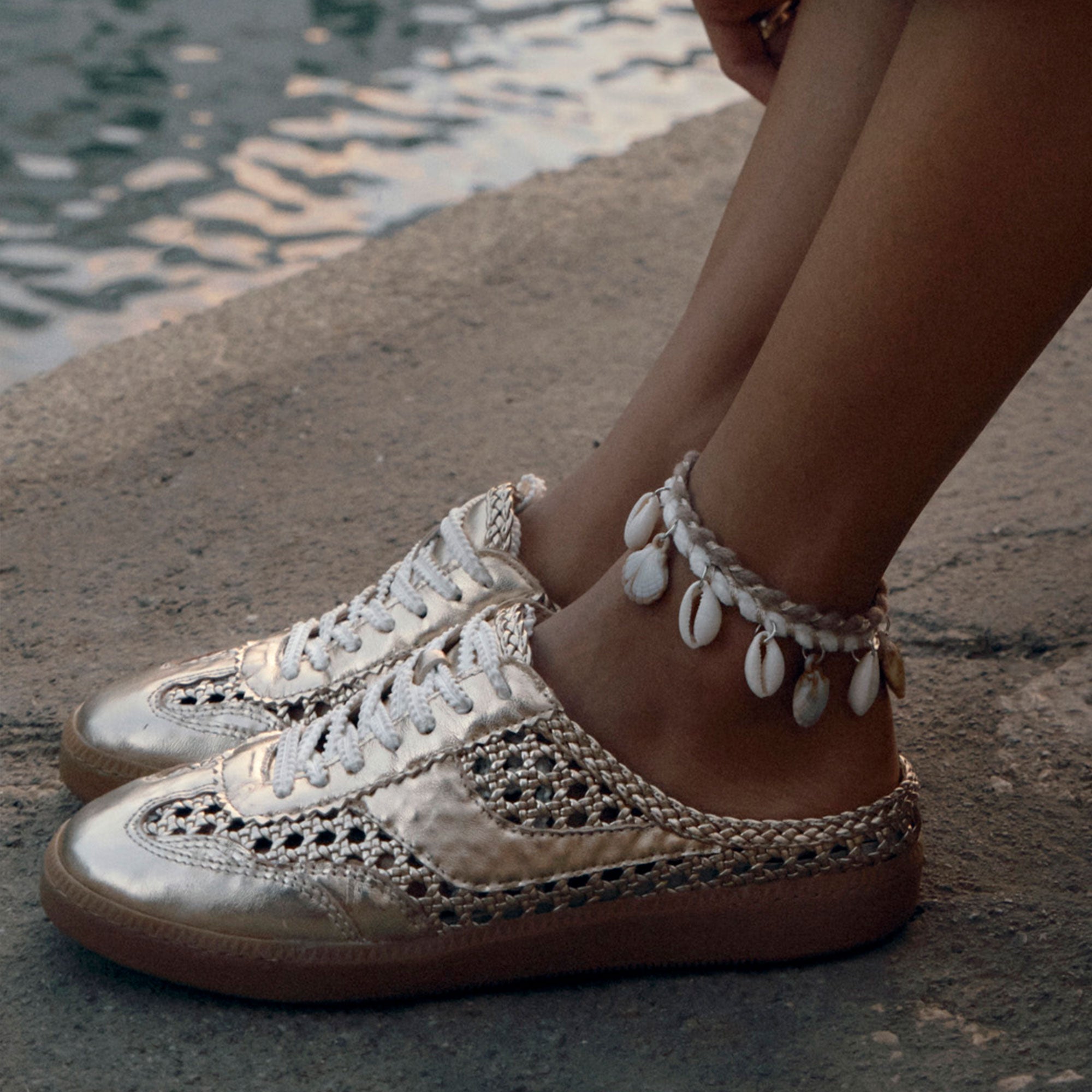 DOLCEVITA-SNEAKER_NOTICE-SLIDE-WOVEN_GOLD-WOVEN-STELLA_03.jpg