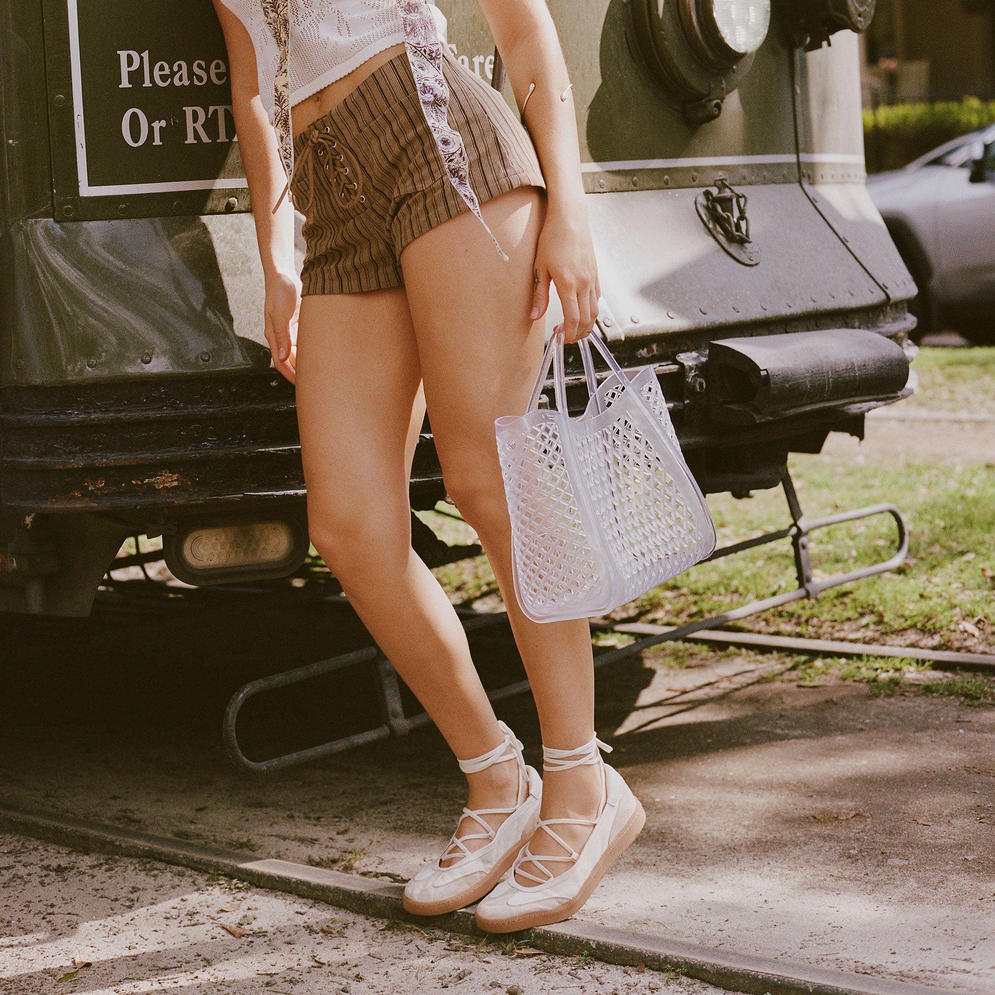 DOLCEVITA-SNEAKER_NYOMIE_IVORY-MULTI-LEATHER_DOLCEVITA-HANDBAG_TOAST_CRYSTAL-JELLY_2_46669a50-1571-4d9d-92fb-df072d409155-1.jpg