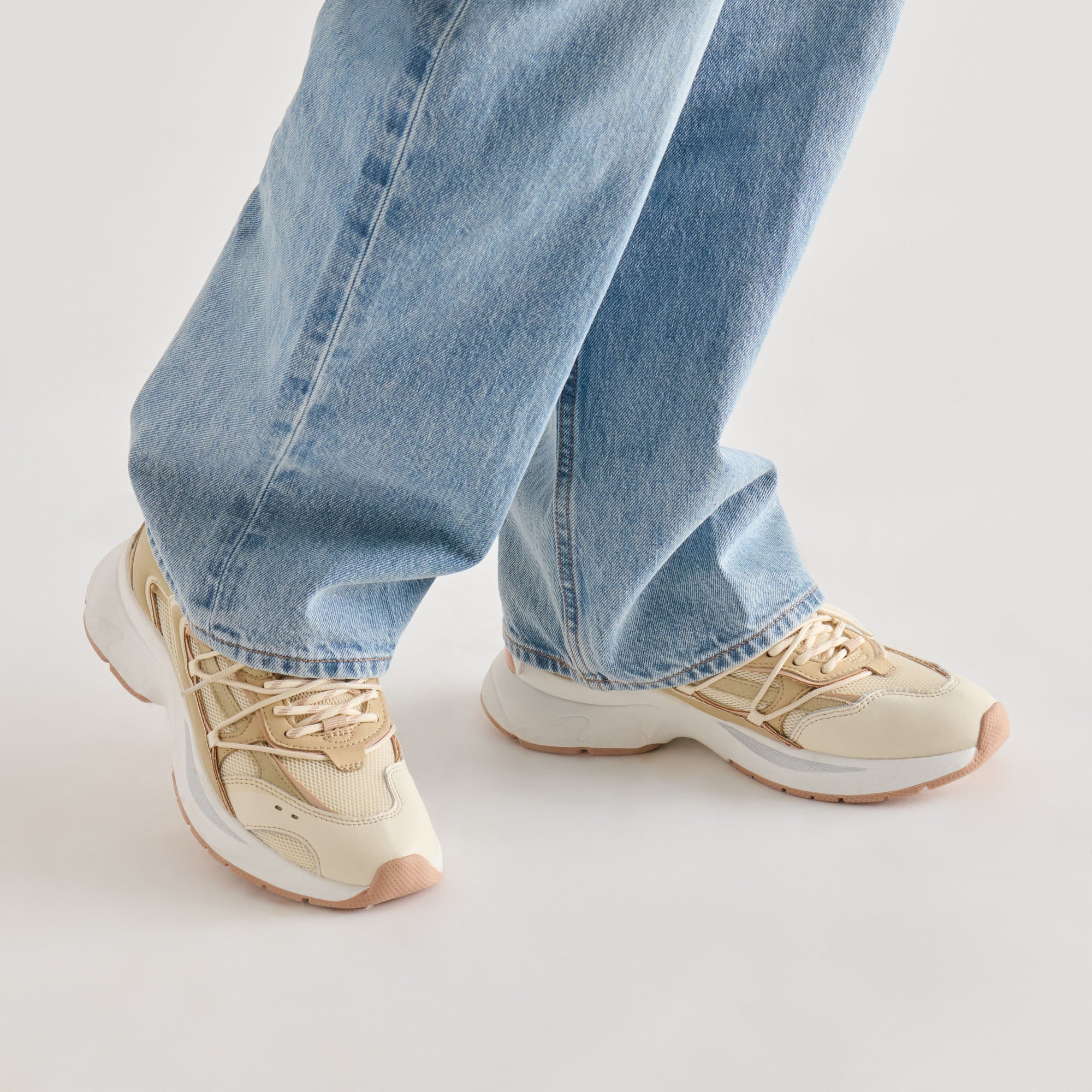 DOLCEVITA-SNEAKER_SELMAR_OFFWHITELEATHER_05.jpg