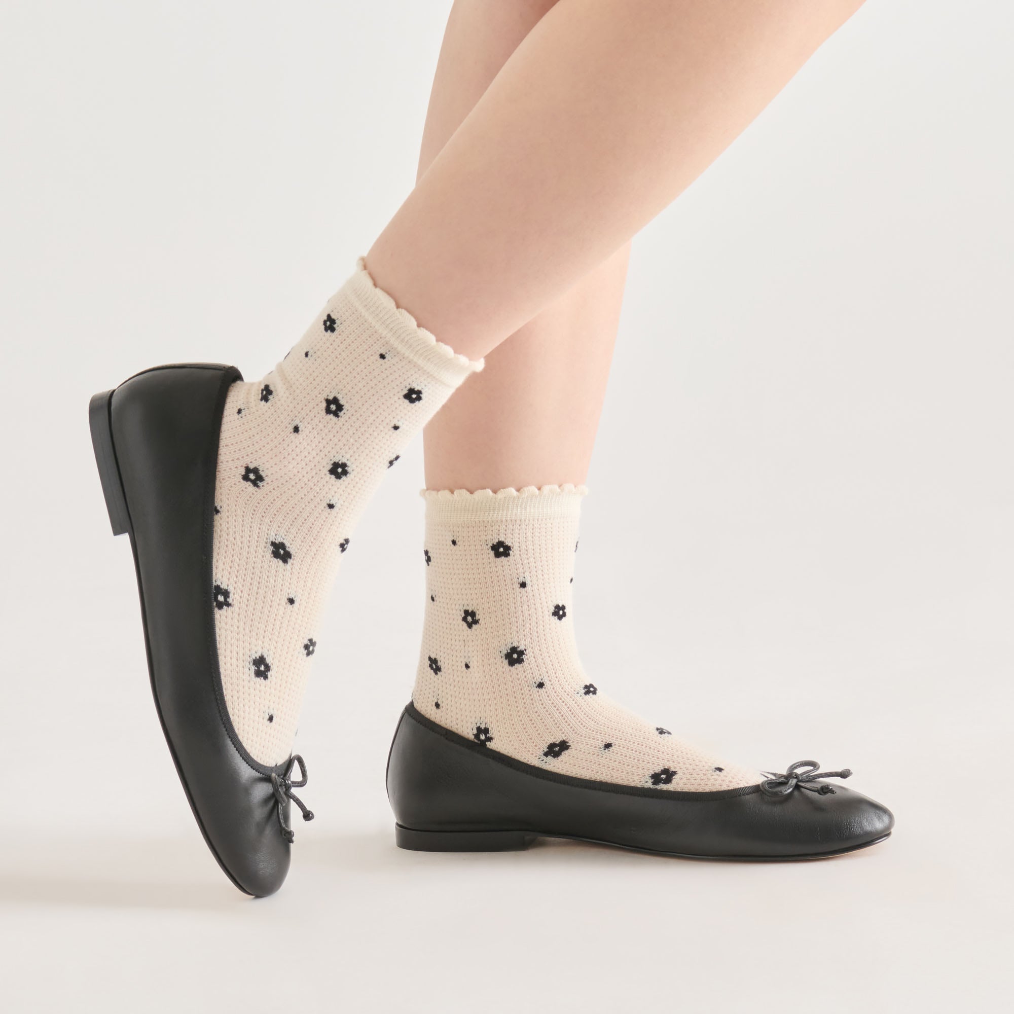 DOLCEVITA-SOCKS_HOISERY_15_b420c94c-cfdf-4efb-9c2b-e3c5d3d605af-1.jpg