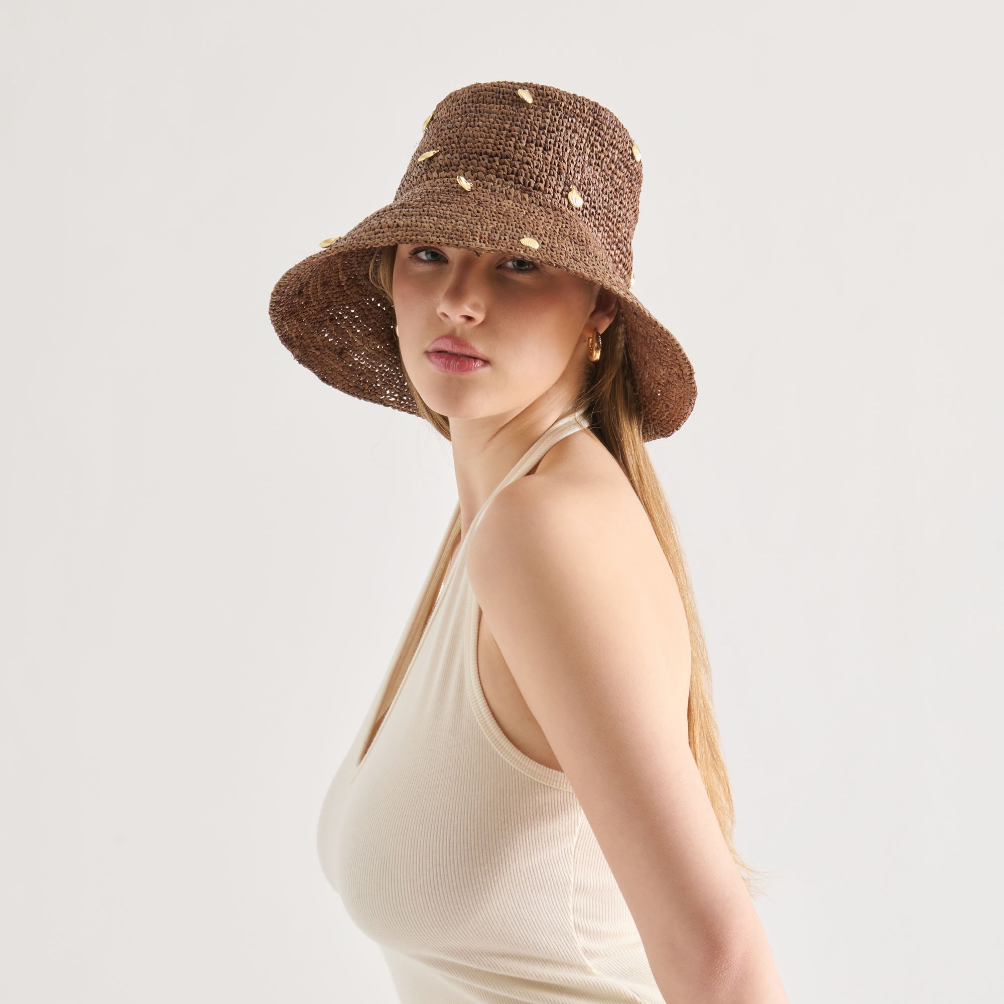 DOLCEVITA-STRAWBUCKETHAT_ALLOVERCHARMS_BROWN_01-1.jpg