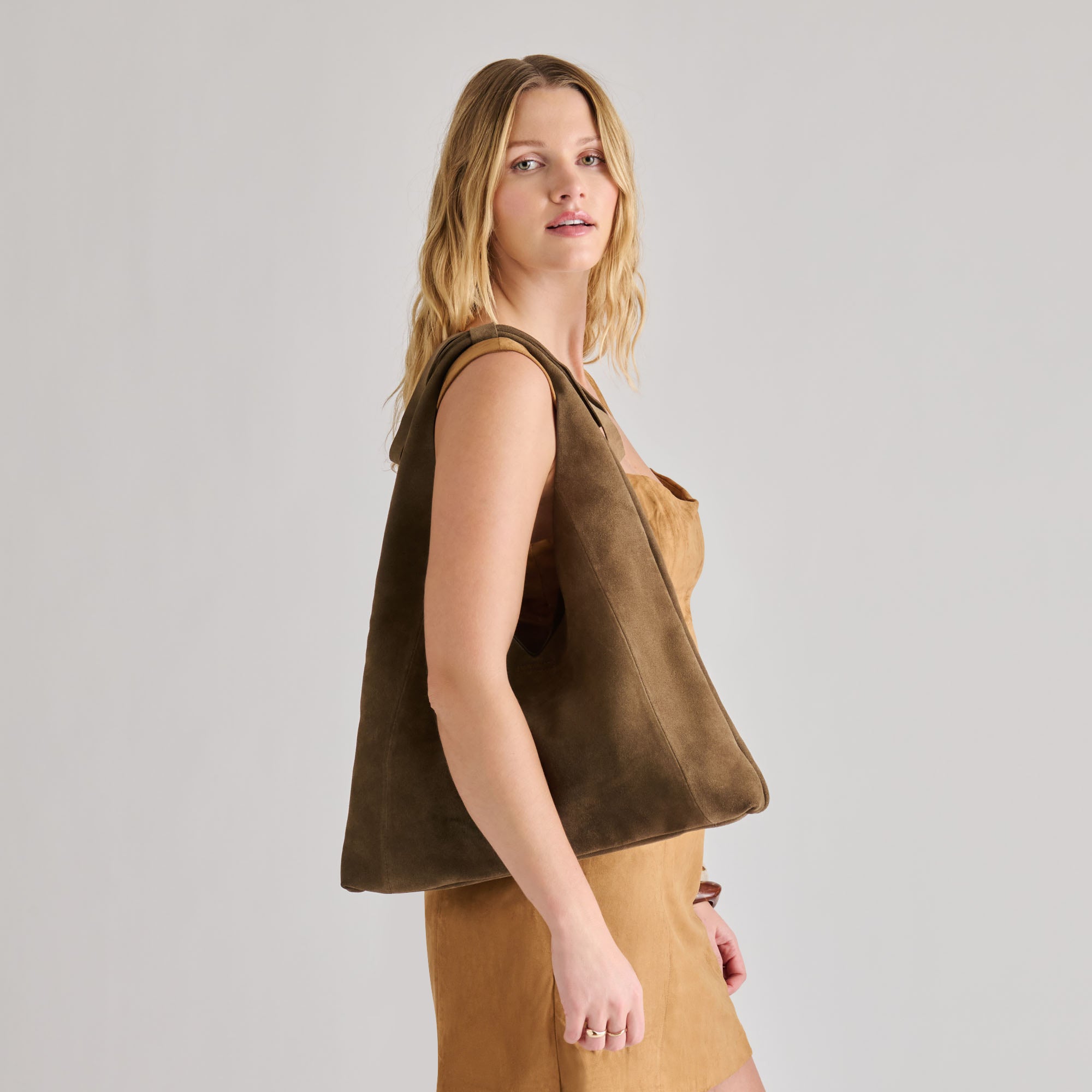 DOLCEVITA-TOTE_MARIE_OLIVESUEDE_02.jpg
